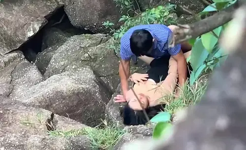 Đi du lịch với công ty mà em đồng nghiệp lén lút chịch bên bờ suối - rxeoxhkc.sbs